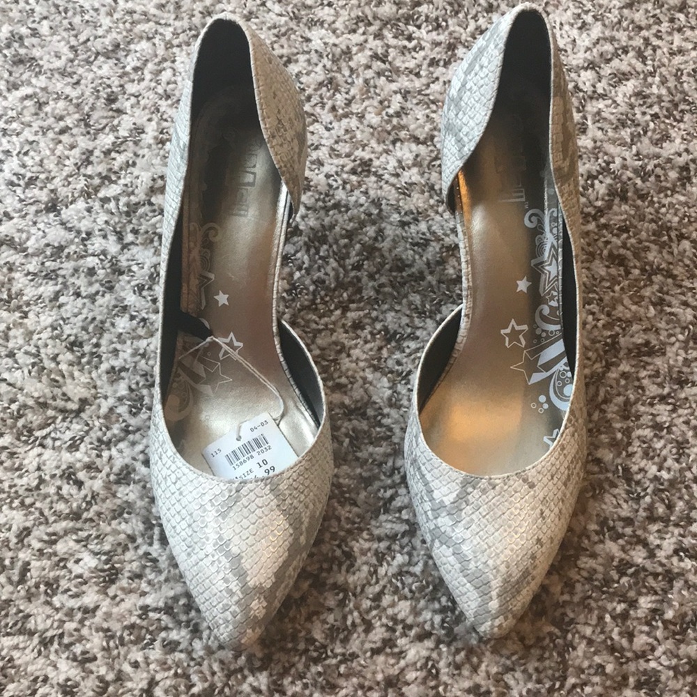 Grey and cream snakeskin print pumps